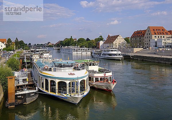 Ausflugsschiffe und Kreuzfahrtschiffe auf der Donau  Regensburg  Oberpfalz  Bayern  Deutschland  Europa