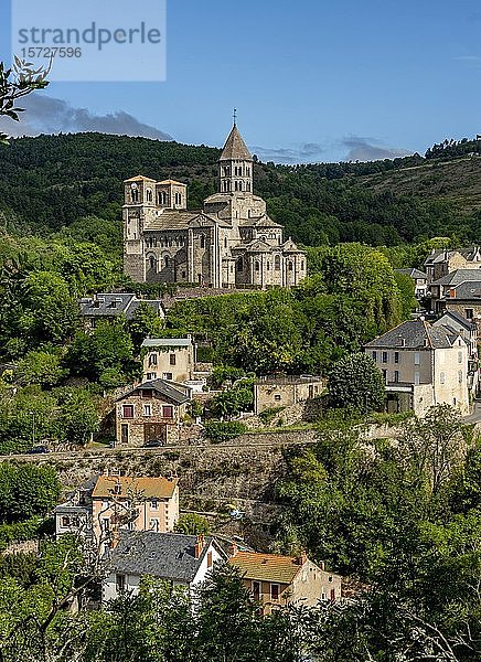 Blick auf die romanische Kirche Saint-Nectaire  Notre-Dame-du-Mont-Cornadore  Departement Puy de Dome  Auvergne Rhone Alpes  Frankreich  Europa