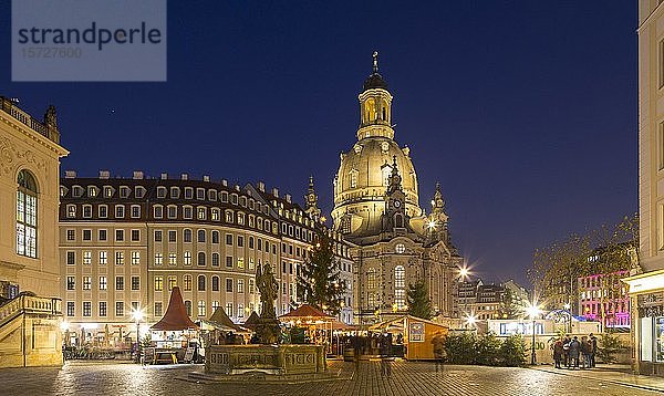 Advent auf dem Neumarkt  Weihnachtsmarkt vor der Frauenkirche  vom Jüdenhof  Friedensbrunnen  Dresden  Sachsen  Deutschland  Europa