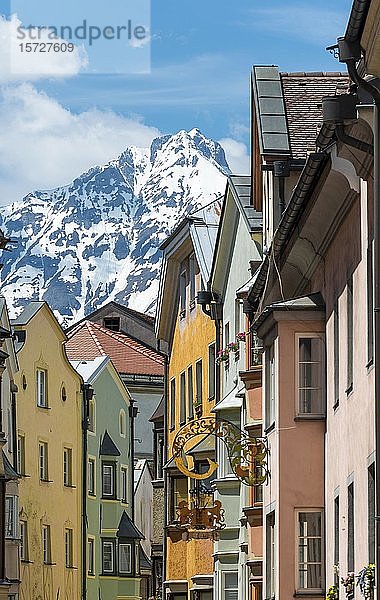 Altstadt  bunte Häuserzeile vor schneebedeckten Bergen  Hall in Tirol  Tirol  Österreich  Europa