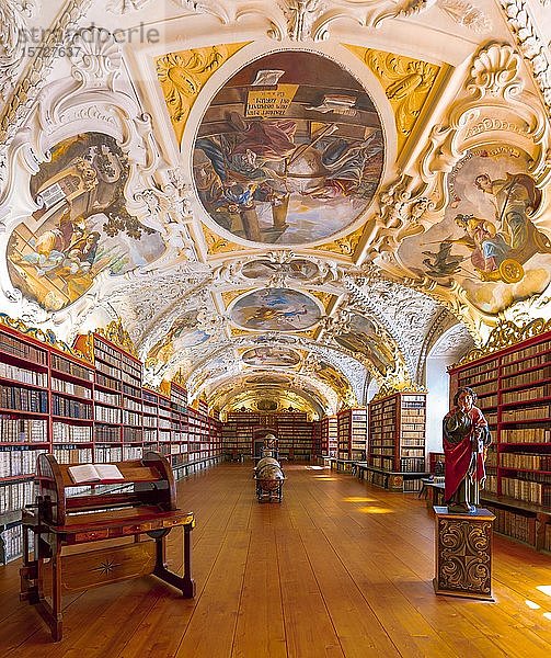 Saal der Theologie  Globen und historischen Bücher  Strahov-Bibliothek  Strahov-Kloster  Hradschin  Prag  Tschechische Republik  Europa
