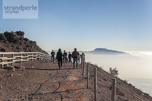 Touristen auf dem Gipfel des Vulkans Vesuv  Vesuv-Nationalpark  Neapel  Kampanien  Italien  Europa