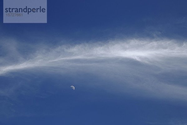 Federwolken mit Halbmond  Provinz Quebec  Kanada  Nordamerika