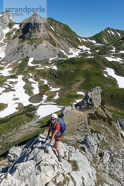 Junge Frau beim Klettern  Klettersteig  5-Gipfel-Klettersteig  Steinberg im Rücken  Wanderung im Rofangebirge  Tirol  Österreich  Europa