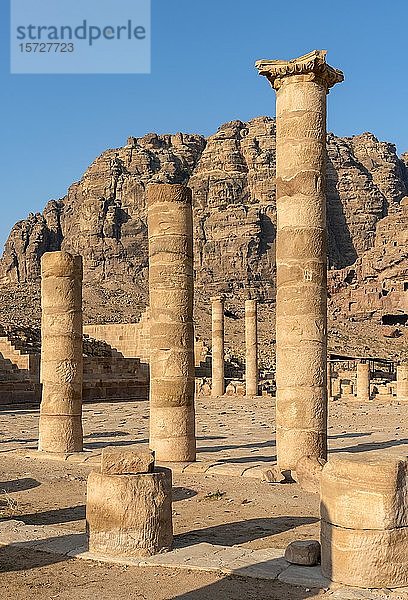 Säulen des Großen Tempels von Petra  Jordanien  Asien