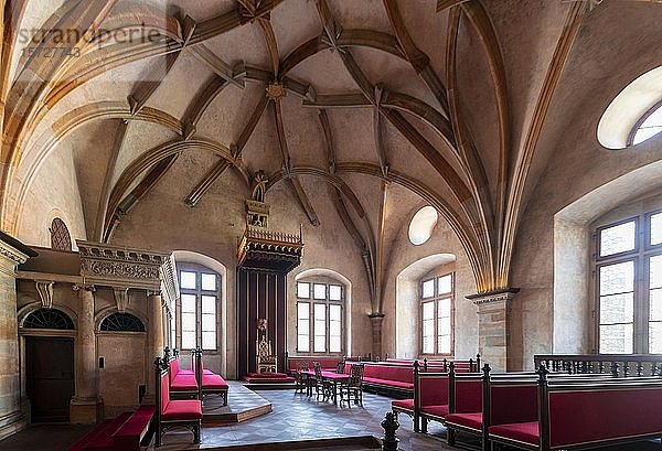 Mittelalterlicher Raum mit Kreuzrippengewölbe  Prager Burg  Königspalast  Prag  Tschechische Republik  Europa