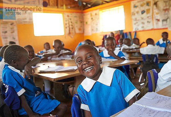 Lachender Schüler im Vorschulklassenzimmer  Mirisa-Academy  Nakuru  Kenia  Afrika