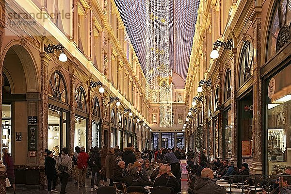 Galeries Royales Saint-Hubert mit Weihnachtsdekoration  beleuchtet  Brüssel  Belgien  Europa