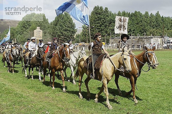 Reitende Kinder bei der Eröffnung  Fiesta Nacional del Puestero  Junín de los Andes  Provinz Neuquén  Argentinien  Südamerika