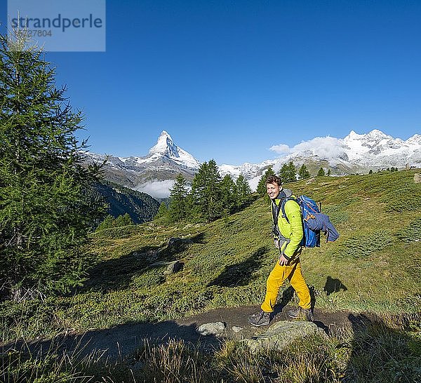 Wanderer auf dem 5-Seen-Wanderweg  im Rücken das schneebedeckte Matterhorn  Zermatt  Wallis  Schweiz  Europa