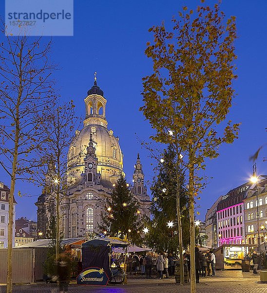 Advent auf dem Neumarkt  Weihnachtsmarkt vor der Frauenkirche Dresden  Sachsen  Deutschland  Europa