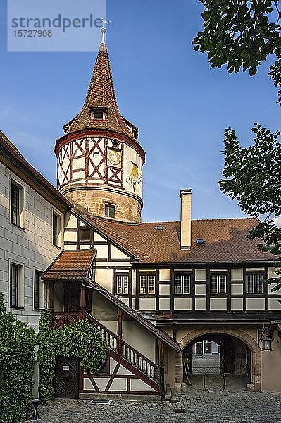 Gotischer Fachwerkturm und Tor zum Schlosshof  Jagdschloss Ratibor  Altstadt  Roth  Mittelfranken  Franken  Bayern  Deutschland  Europa
