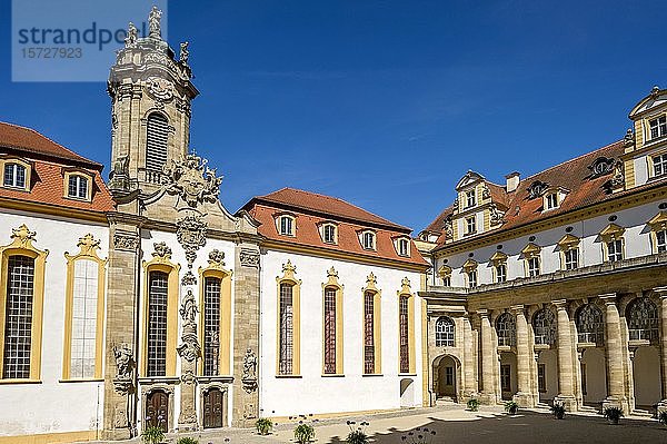 Schlosshof mit barocker Schlosskirche und Kolonnaden  Residenz Ellingen  Ellingen  Mittelfranken  Franken  Bayern  Deutschland  Europa