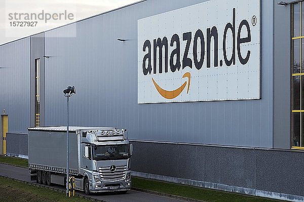 Lastwagen vor dem Amazon-Logistikzentrum  Rheinberg  Nordrhein-Westfalen  Deutschland  Europa