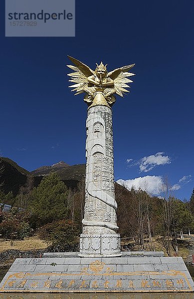 Garuda-Denkmal  Gedächtnis der Welt  Registrierung alter Naxi-Dongba-Literaturmanuskripte  Dongba-Kulturzentrum  Jade-Wasser-Dorf  Lijiang  Provinz Yunnan  China  Asien