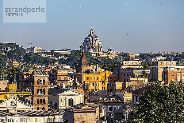 Stadtansicht mit Kuppel des Petersdoms  Rom  Italien  Europa