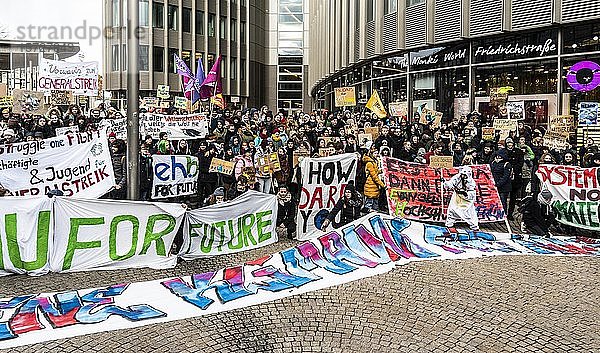 Studenten mit Transparenten beim Klimastreik  Demonstration  Fridays for Future  Students for Future  Berlin  Deutschland  Europa