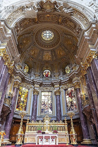 Innenansicht  Altarraum  Altar und Kuppel  Berliner Dom  Berlin  Deutschland  Europa