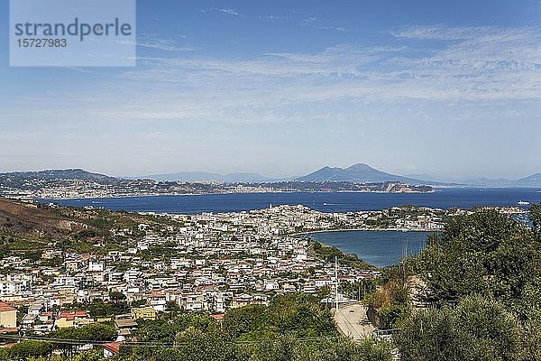 Kap Miseno mit Lago Miseno  Golf von Pozzuoli  im Hintergrund der Vesuv  Neapel  Kampanien  Italien  Europa
