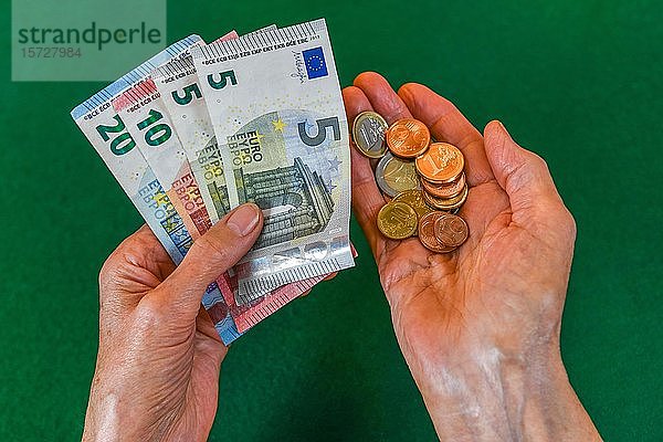 Symbolfoto Rente  Hände einer alten Frau  Rentnerin  mit Geld  Deutschland  Europa