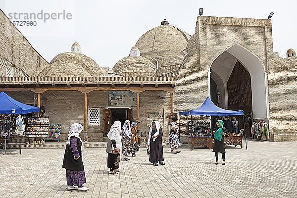 Frauen in traditioneller Tracht am Eingang zum Kuppelbasar  Altstadt von Buchara  Provinz Buxoro  Usbekistan  Asien