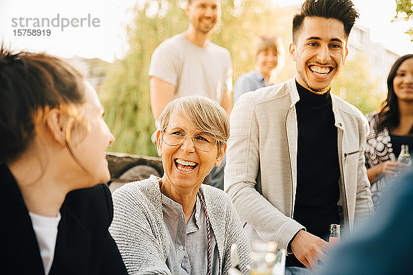 Männliche und weibliche Freunde beim Gartenfest