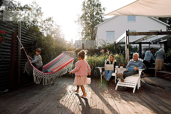 Mehrgenerationen-Familie verbringt am Wochenende ihre Freizeit im Hinterhof