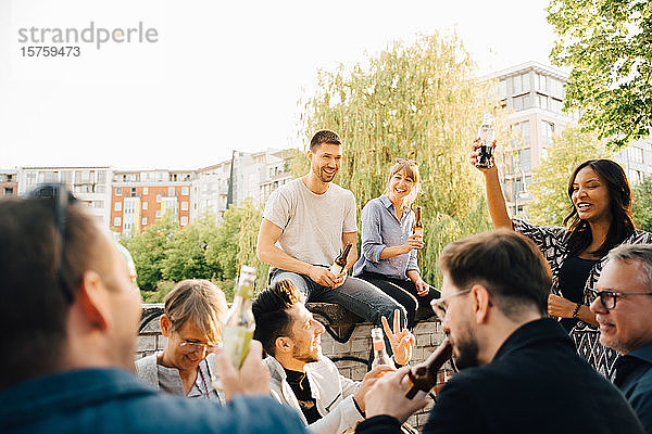 Männliche und weibliche Freunde genießen das gesellige Beisammensein