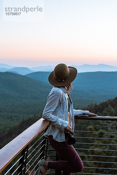 Frau genießt Sonnenuntergang  Payson  Mogollon Rim  Arizona  Vereinigte Staaten