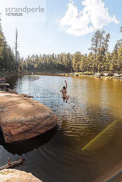 Frau schwimmt bei Sonnenuntergang  Payson  Mogollon Rim  Arizona  Vereinigte Staaten