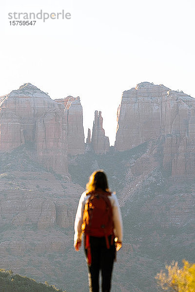 Backpacker bewundernder Blick  Cathedral Rock Sedona  Arizona  Vereinigte Staaten