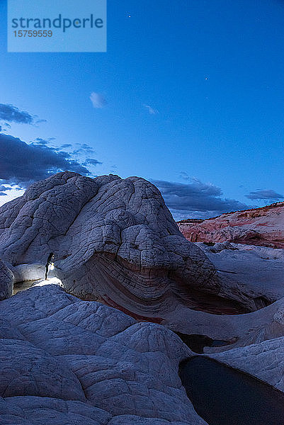 Tourist erkundet White Pocket in Vermillion Cliffs  Utah  Vereinigte Staaten