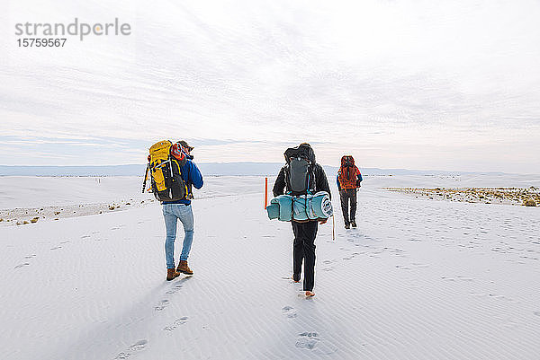 Wanderer auf dem White Sands National Monument  New Mexico  USA