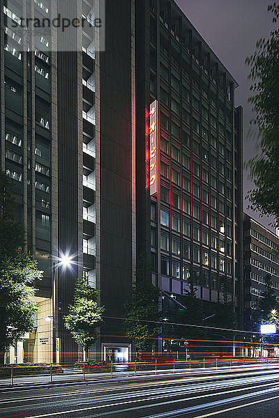 Beleuchtete mehrstöckige Bürogebäude bei Nacht  Tokio  Japan