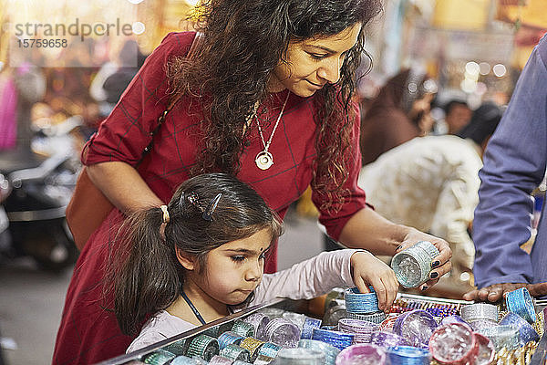 Mutter und Tochter beim Einkaufen auf dem Basar