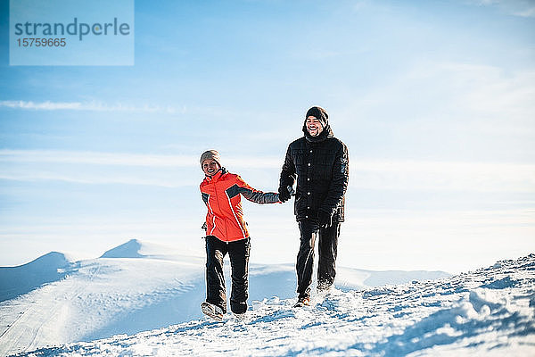 Paar wandert auf Schnee  Karpaten  Ukraine