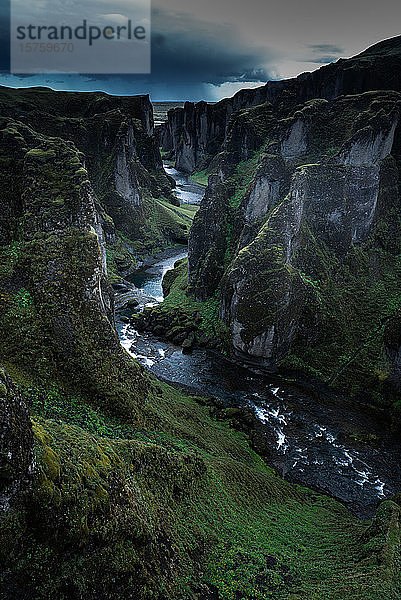 Fjadrargljufur-Canyon mit dem durch ihn flieÃŸenden Fluss FjaÃ°rÃ¡  Island