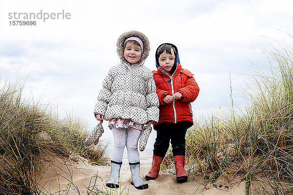 Geschwister erforschen Strand