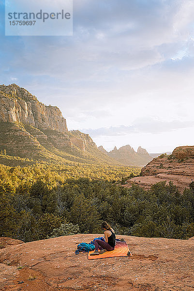 Frau entspannt sich  Schnebly Hill Road  Sedona  Arizona  Vereinigte Staaten