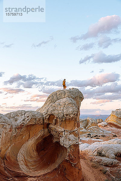 Tourist erkundet White Pocket in Vermillion Cliffs  Utah  Vereinigte Staaten