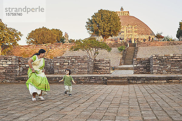Großmutter spielt mit ihrem Enkel auf dem Platz  Bhopal  Madhya Pradesh  Indien
