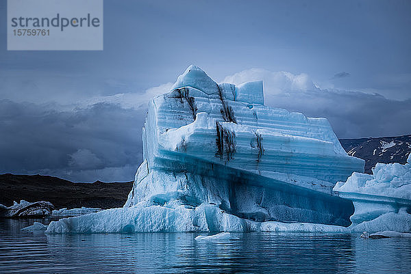 Eisberg in Gletscherlagune schwimmend  Island