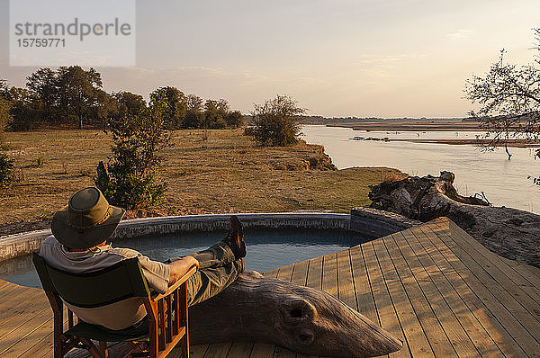 Reisende entspannen sich im Kalamu-Zeltlager  South Luangwa National Park  Sambia