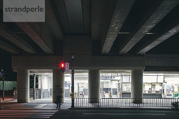 Fussgängerampel unter der Betonbrücke  im Hintergrund der Zugbahnhof  Kyoto  Japan
