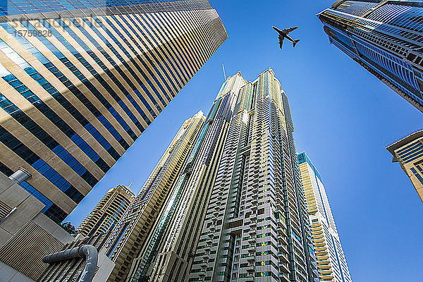 Flugzeug fliegt an Wolkenkratzern vorbei  Dubai