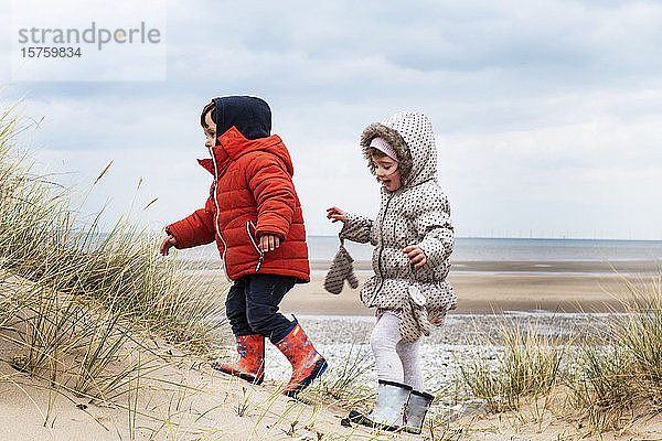 Geschwister erforschen Strand