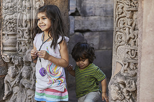 Geschwister erkunden Tempel  Bhopal  Madhya Pradesh  Indien