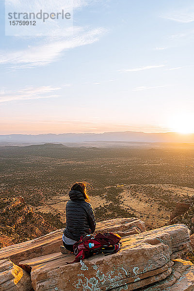 Frau auf dem Bärenberg  Sedona  Arizona  Vereinigte Staaten