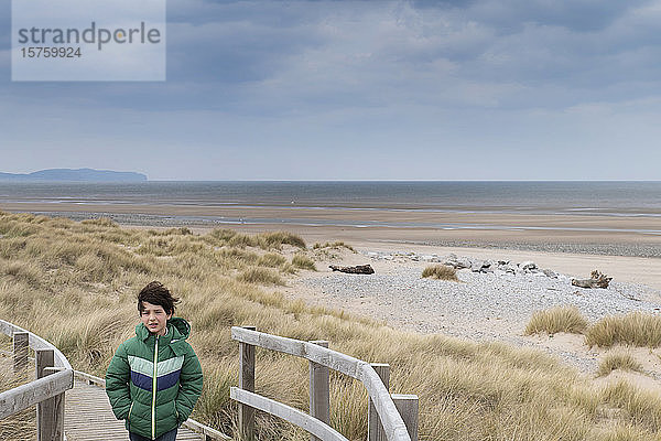 Junge genießt Brise am Strand