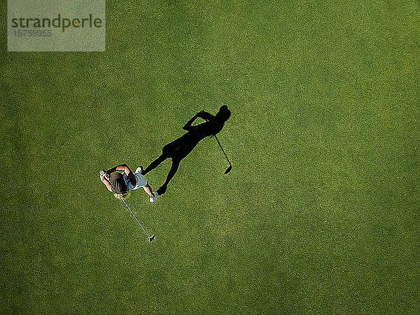 Frau spielt Golf auf dem Golfplatz
